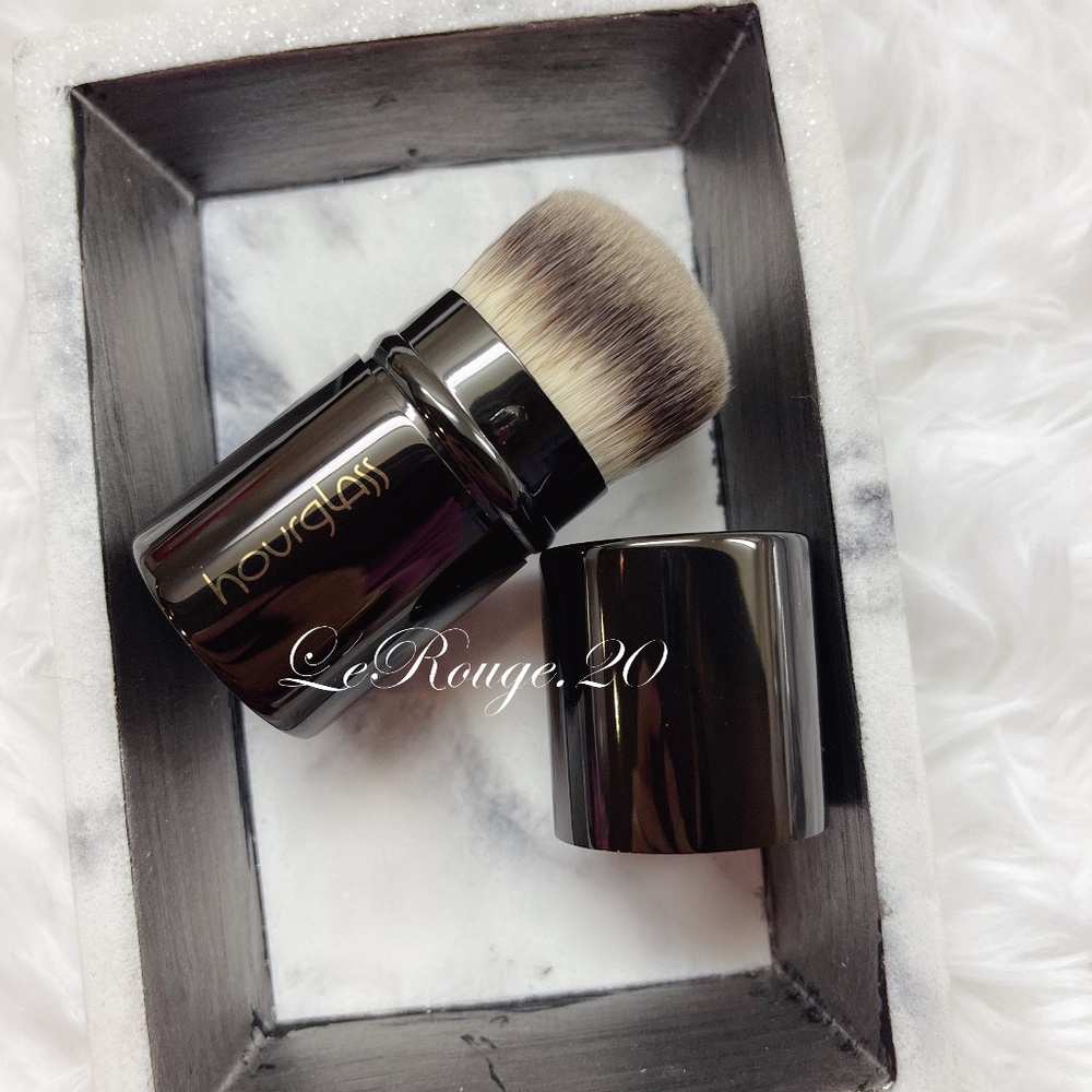 Hourglass retractable powder / foundation brush